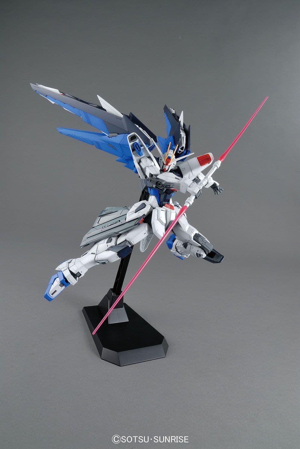MG 1/100 FREEDOM GUNDAM VER 2.0.