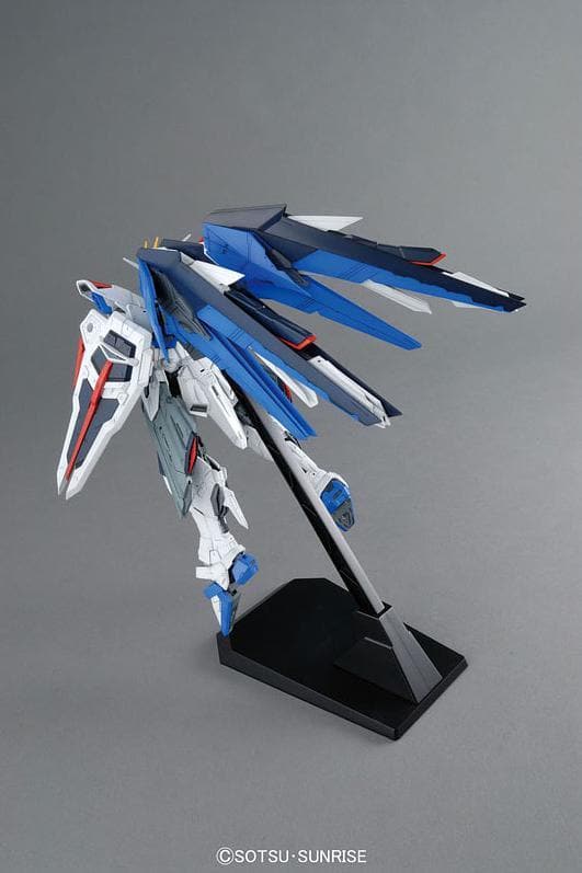 MG 1/100 FREEDOM GUNDAM VER 2.0.